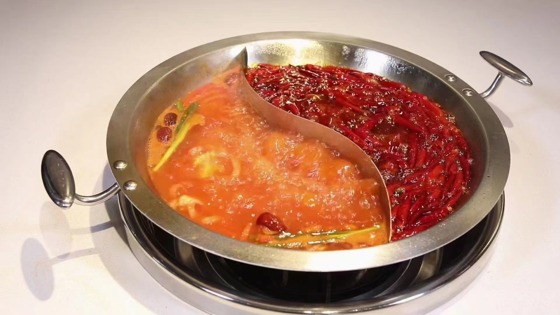 火鍋底料廠家-成都重慶火鍋底料產(chǎn)品批發(fā)，火鍋品類新發(fā)展在哪里(圖2)